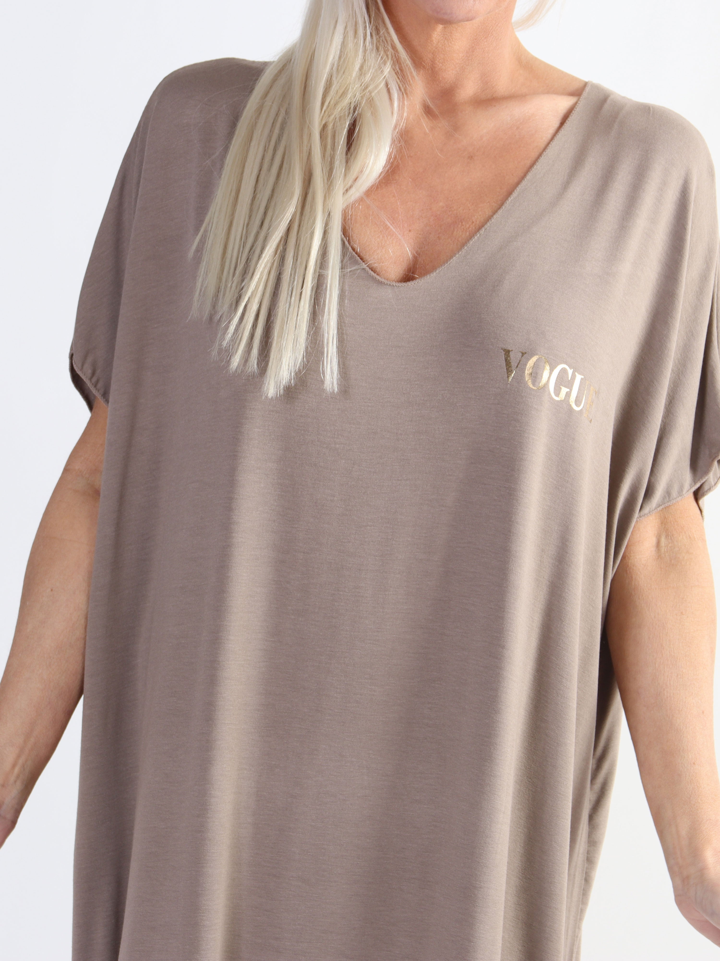 Ellen - Plus size t-shirtkjole i viskose med guldskrift